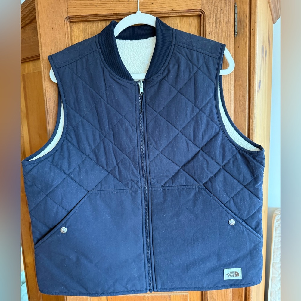 WOMEN’S  NORTHFACE  NAVY CUCHILLO VEST RTO
AVIATOR NAVY ••Reversible